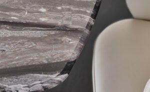 Senator table de Cattelan Italia est une sculpture fonctionnelle alliant verre artistique, métal et lumière. Une pièce iconique du design haut de gamme. Disponible chez D-Style Interior.