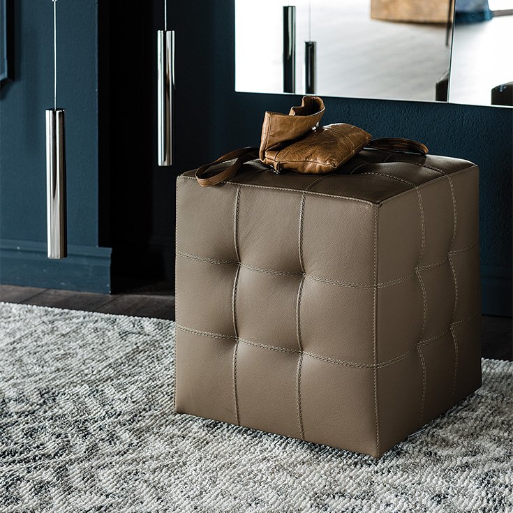 Bob Pouf capitonné sur roulettes, élégant et fonctionnel, signé Cattelan Italia. Un design raffiné en cuir ou simili-cuir. Disponible chez D-Style Interior.