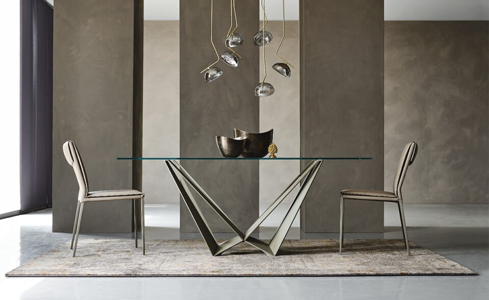 Skorpio table de Cattelan Italia allie structure sculpturale et matériaux précieux pour un design d’exception. Disponible chez D-Style Interior.