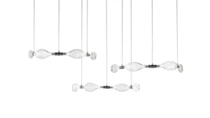 Suspension FIREFLY en verre soufflé transparent avec jonction en métal chromé et éclairage LED par Reflex Angelo, disponible chez D-Style Interior