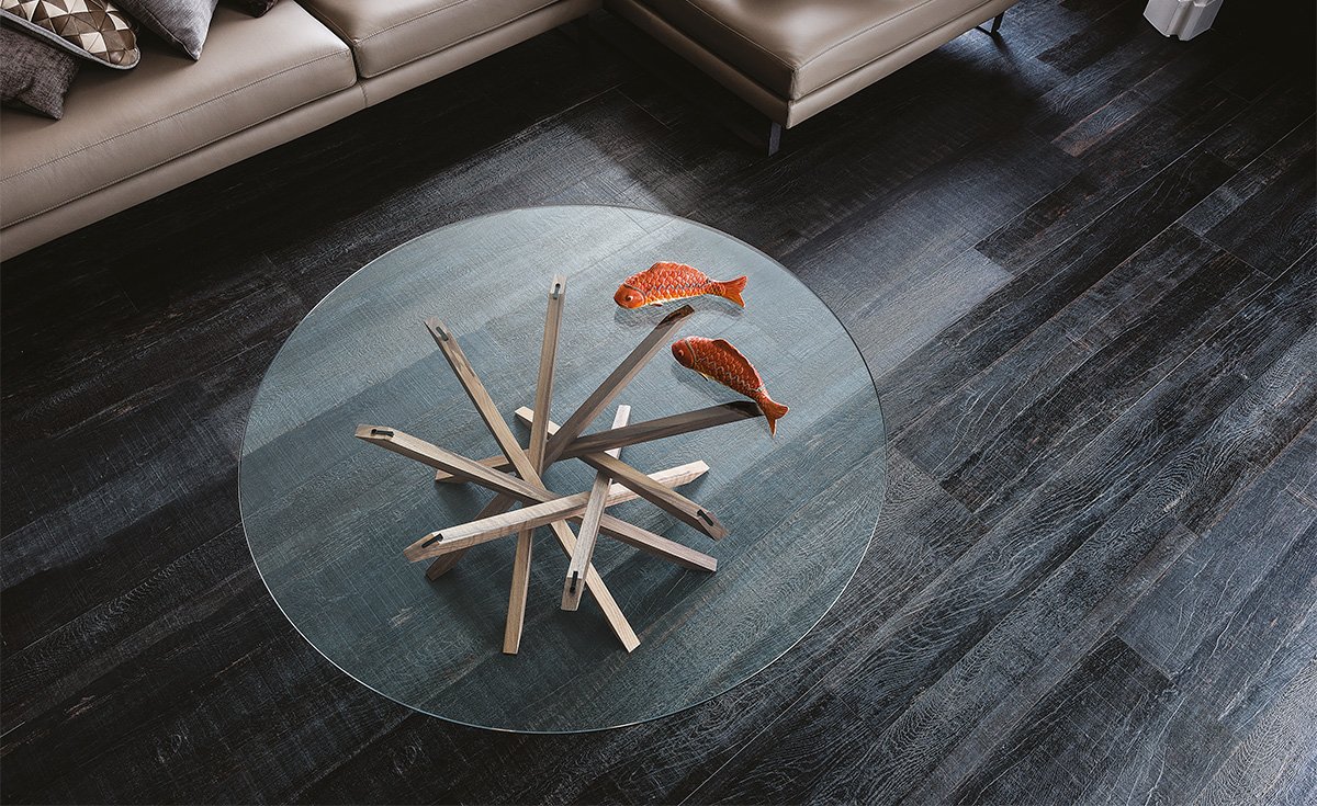Table basse design haut de gamme Atari par Cattelan Italia, plateau verre avec base spirale bois style Mikado, disponible chez D-Style Interior.