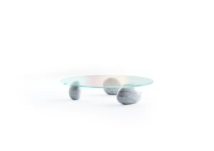 Lapis table basse d’Amura Lab marie formes organiques, marbre ou bois noble, et design italien raffiné. Une pièce sculpturale. Disponible chez D-Style Interior.