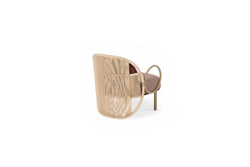 Chaise d’extérieur Creole d’Amura Lab, alliance raffinée de confort, légèreté et design intemporel pour les espaces en plein air. Disponible chez D-Style Interior.