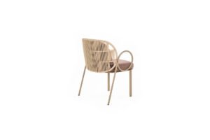 Chaise design d’extérieur Creole d’Amura Lab — alliance subtile de légèreté, confort et design intemporel pour des espaces extérieurs raffinés. Disponible chez D-Style Interior.