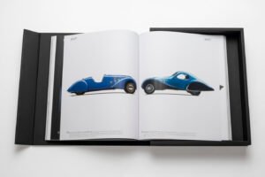Livre design haut de gamme The Impossible Collection of Cars par Assouline, édition Ultimate sous écrin caoutchouc noir, disponible chez D-Style Interior.