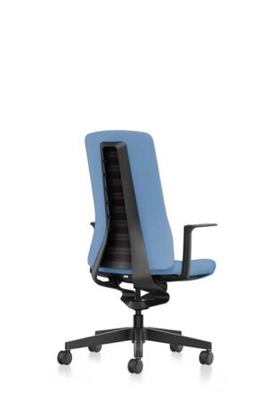 PUREis3 PU113, chaise de bureau innovante d’Interstuhl, conçue pour le mouvement naturel du corps et le confort actif. Disponible chez D-Style Interior.