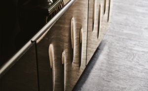 Buffet design haut de gamme Carnaby par Cattelan Italia, portes verre convexe miroir avec structure laquée, disponible chez D-Style Interior