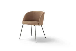 Monnalisa fauteuil d’Amura Lab allie élégance Renaissance, confort enveloppant et raffinement contemporain. Disponible chez D-Style Interior.