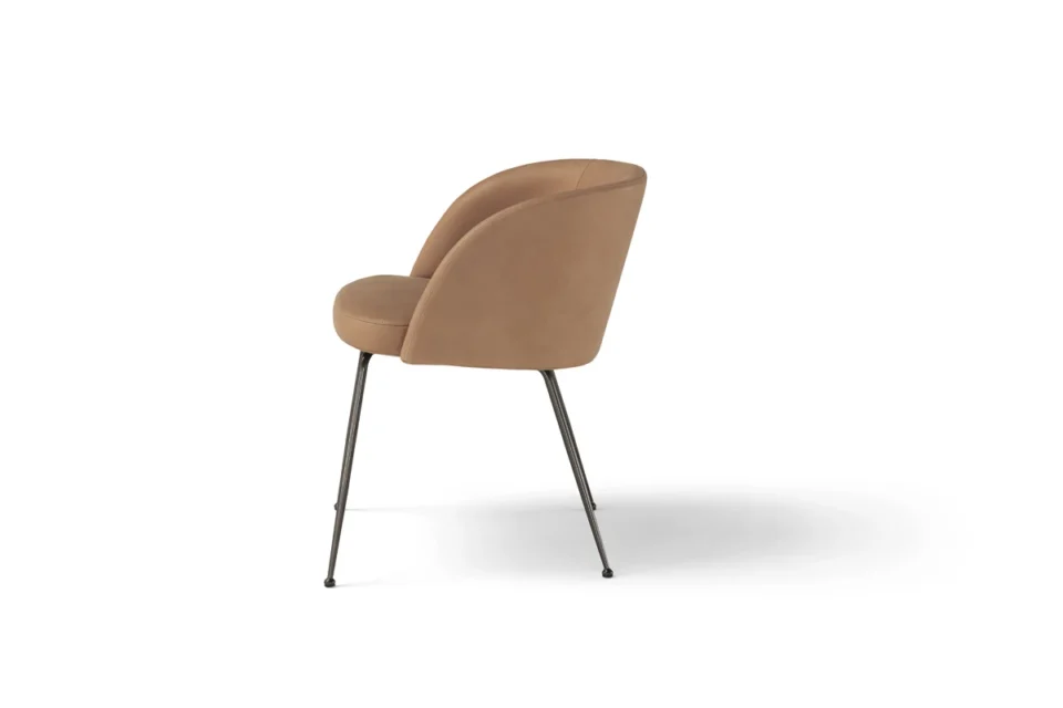 Monnalisa fauteuil d’Amura Lab allie élégance Renaissance, confort enveloppant et raffinement contemporain. Disponible chez D-Style Interior.