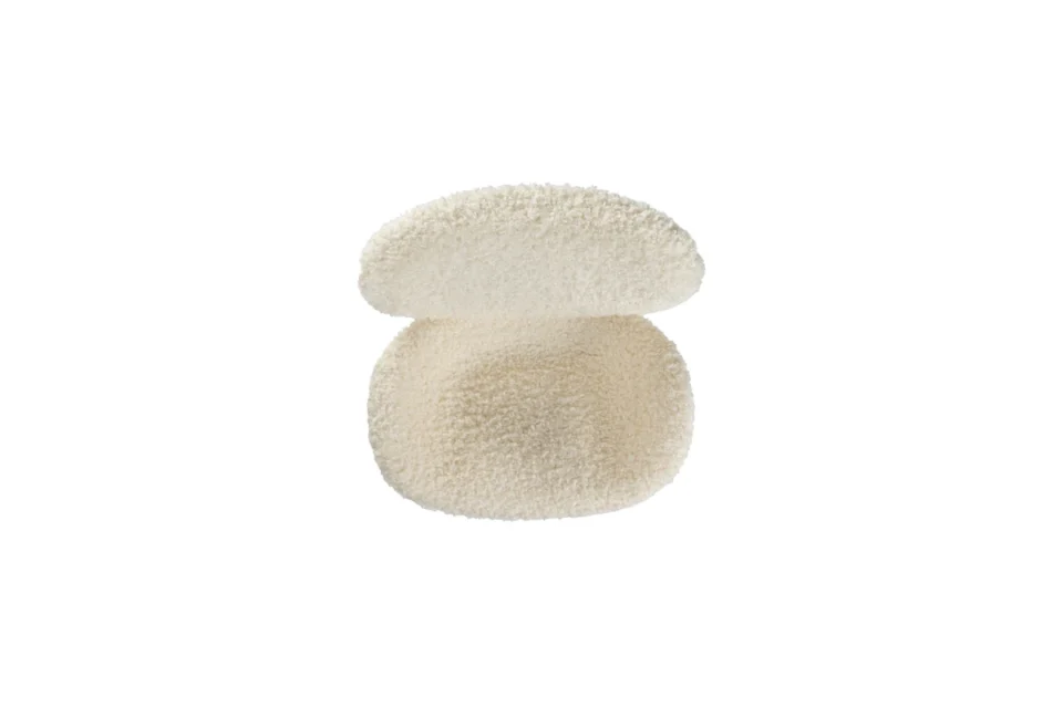 Le fauteuil Uchiwa d’Amura Lab allie élégance japonaise et savoir-faire italien dans une structure légère et sculpturale. Une pièce raffinée et apaisante. Disponible chez D-Style Interior.