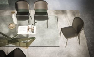 Skorpio table de Cattelan Italia allie structure sculpturale et matériaux précieux pour un design d’exception. Disponible chez D-Style Interior.
