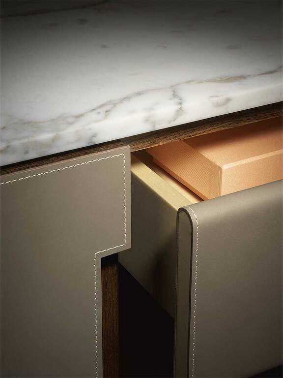 Buffet design haut de gamme Fidelio Cabinet bas par Poltrona Frau, structure frêne avec intérieur érable et plateau marbre, disponible chez D-Style Interior