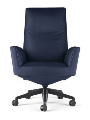 Chaise de bureau design haut de gamme Poltrona Frau Chancellor en cuir Pelle Frau®, base pivotante en aluminium poli avec mécanisme Syncron. Disponible chez D-Style Interior.