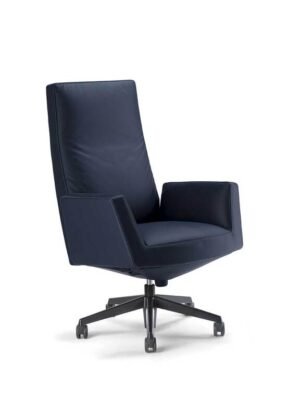 Chaise de bureau design haut de gamme Poltrona Frau Chancellor en cuir Pelle Frau®, base pivotante en aluminium poli avec mécanisme Syncron. Disponible chez D-Style Interior.