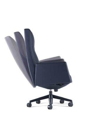 Chaise de bureau design haut de gamme Poltrona Frau Chancellor en cuir Pelle Frau®, base pivotante en aluminium poli avec mécanisme Syncron. Disponible chez D-Style Interior.