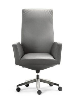 Chaise de bureau design haut de gamme Poltrona Frau Chancellor en cuir Pelle Frau®, base pivotante en aluminium poli avec mécanisme Syncron. Disponible chez D-Style Interior.