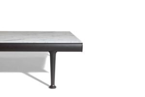 Souvenir d’Italie | Table basse design haut de gamme Poltrona Frau 120x120 cm, marbre Arabescato naturel, aluminium laqué Gesso et Basalto, disponible chez D-Style Interior