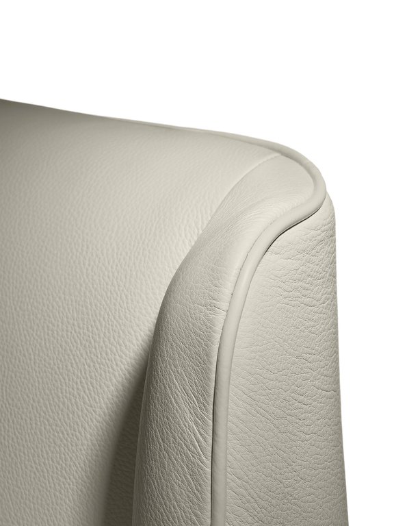 Suzie Wong Lit design haut de gamme par Poltrona Frau avec tête de lit rembourrée en cuir Pelle Frau® et pieds effilés, design italien chez D-Style Interior