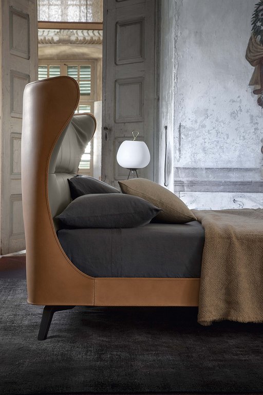 Mamy Blue Lit design haut de gamme par Poltrona Frau avec tête de lit en cuir Saddle Extra et Pelle Frau®, design italien disponible chez D-Style Interior