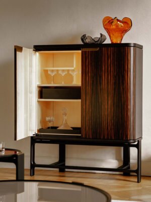 Bibliothèque design haut de gamme DUO Cabinet par Poltrona Frau, structure frêne massif avec finitions noyer et ébène, plateau marbre et éclairage LED, disponible chez D-Style Interior