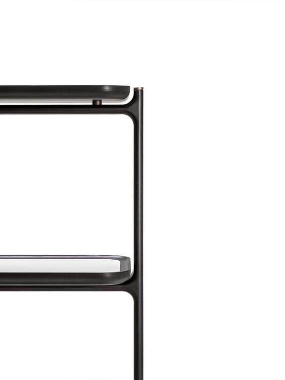 Bibliothèque design haut de gamme DUO par Poltrona Frau, structure frêne massif avec étagères modulables et finitions bronze fumé, disponible chez D-Style Interior