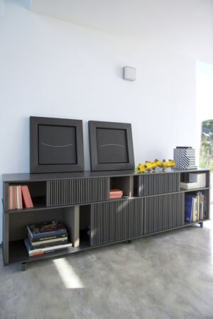 Bibliothèque design Lloyd faible Cabinet par Poltrona Frau, grilles coulissantes en rouvre, disponible chez D-Style Interior