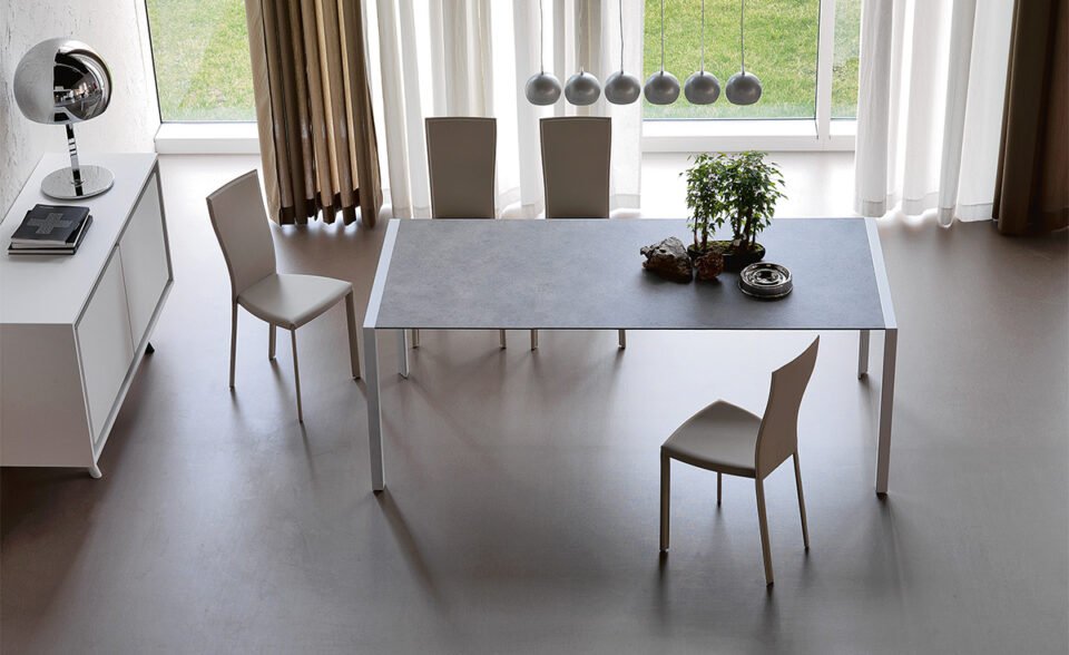 Pedro Drive table extensible design haut de gamme en acier laqué et bois laminé, alliant élégance italienne et fonctionnalité contemporaine. Disponible chez D-Style Interior.