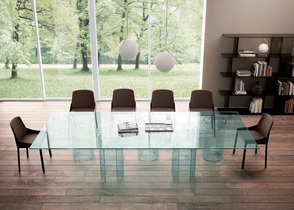 Luxor | Bureau design FIAM Italia en verre feuilleté 8+8 mm avec base en cylindres de verre cintré, création de Rodolfo Dordoni, disponible chez D-Style Interior.