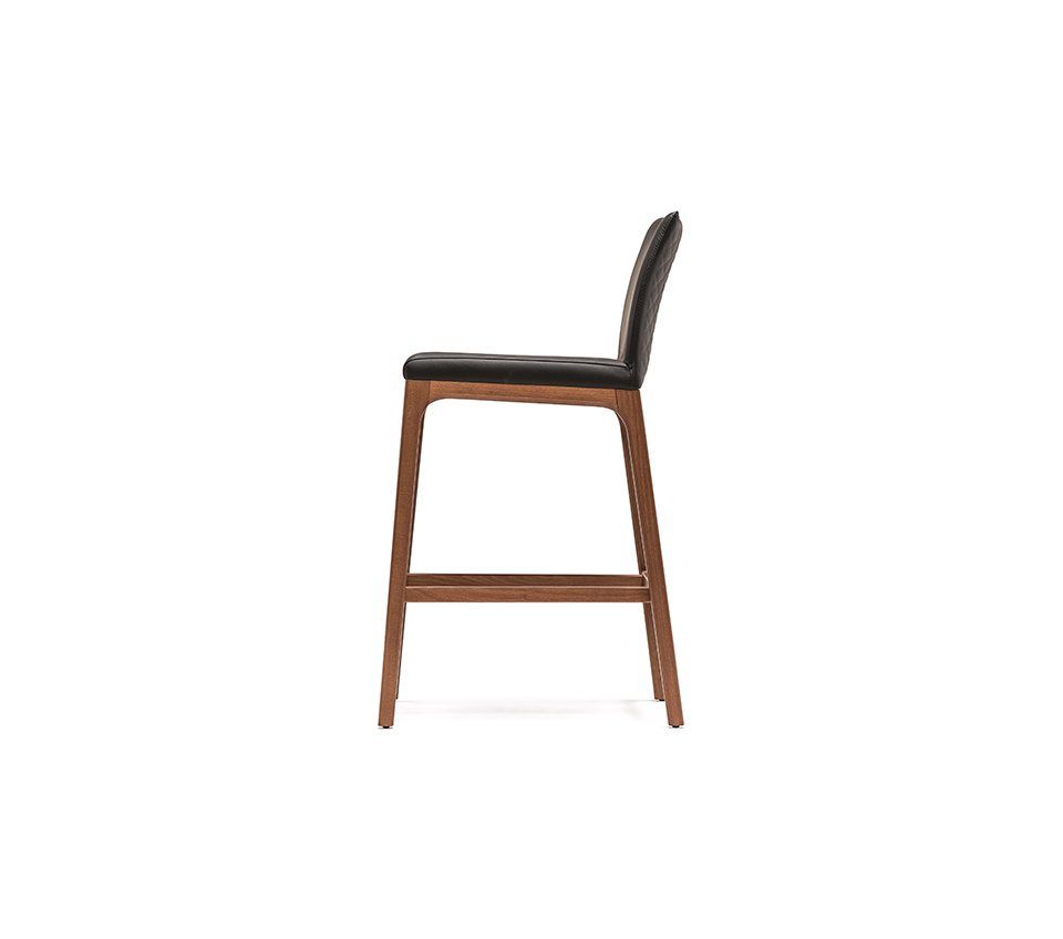 Tabouret Arcadia Couture au design élégant, assise matelassée en cuir et structure bois raffinée. Disponible chez D-Style Interior.