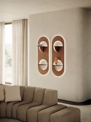 Bibliothèque murale Chloé de Vittoria Frigerio — une pièce sculpturale en cuir et métal qui allie lumière, forme et élégance italienne. Disponible chez D-Style Interior.