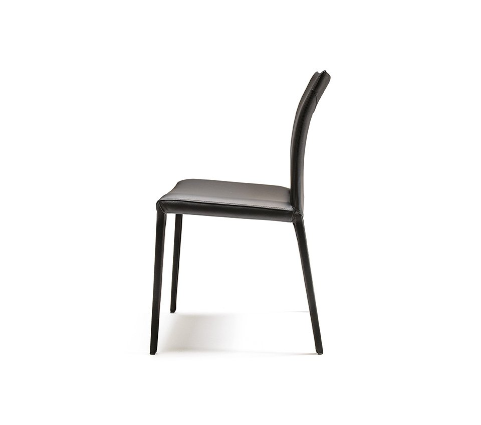 NORMA Chaise design moderne polyvalente avec structure en acier et revêtement haut de gamme. Disponible chez D-Style Interior.