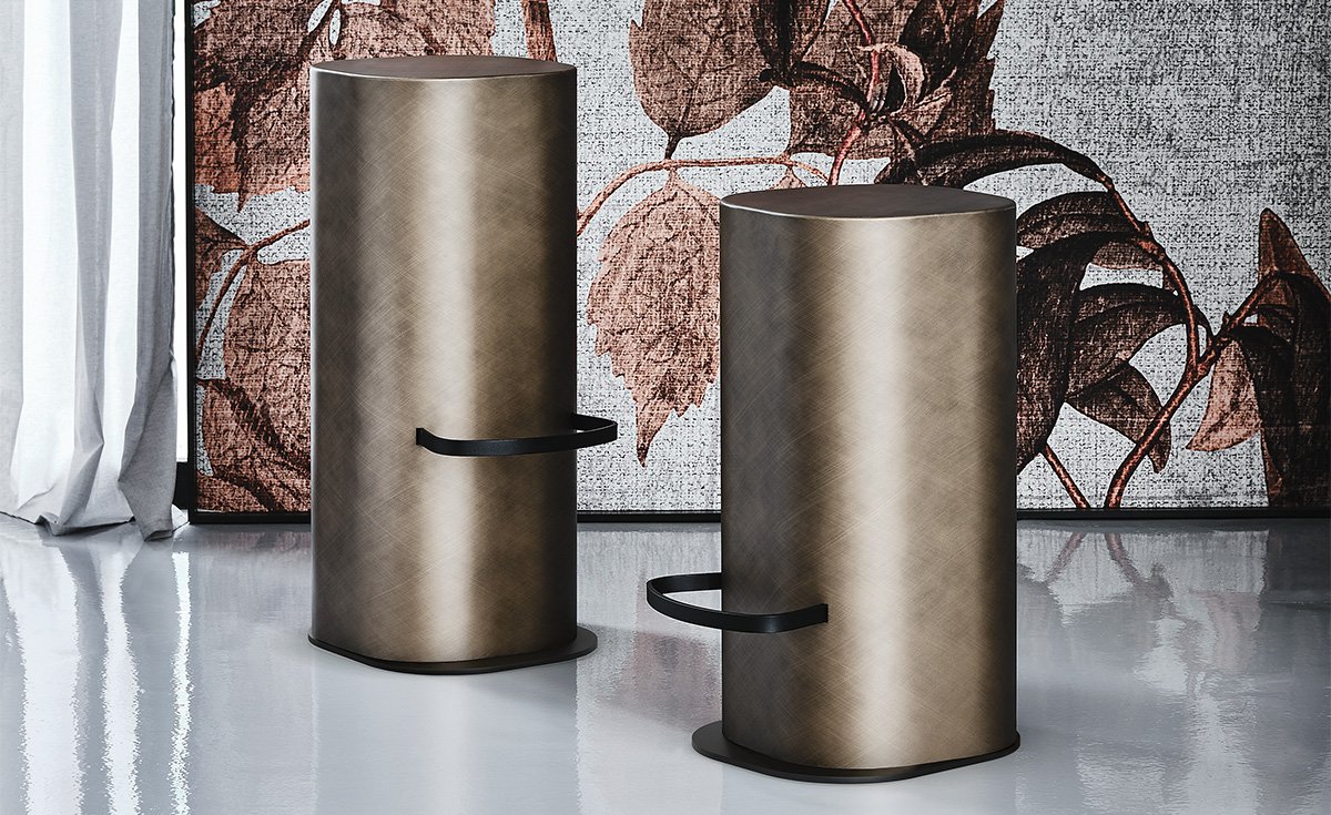Pancho Tabouret design sculptural en acier brossé, alliant puissance et raffinement contemporain. Disponible chez D-Style Interior.
