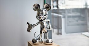Mickey Welcome Chromé Medium – Sculpture design haut de gamme Leblon Delienne en finition chromée, disponible chez D-Style Interior