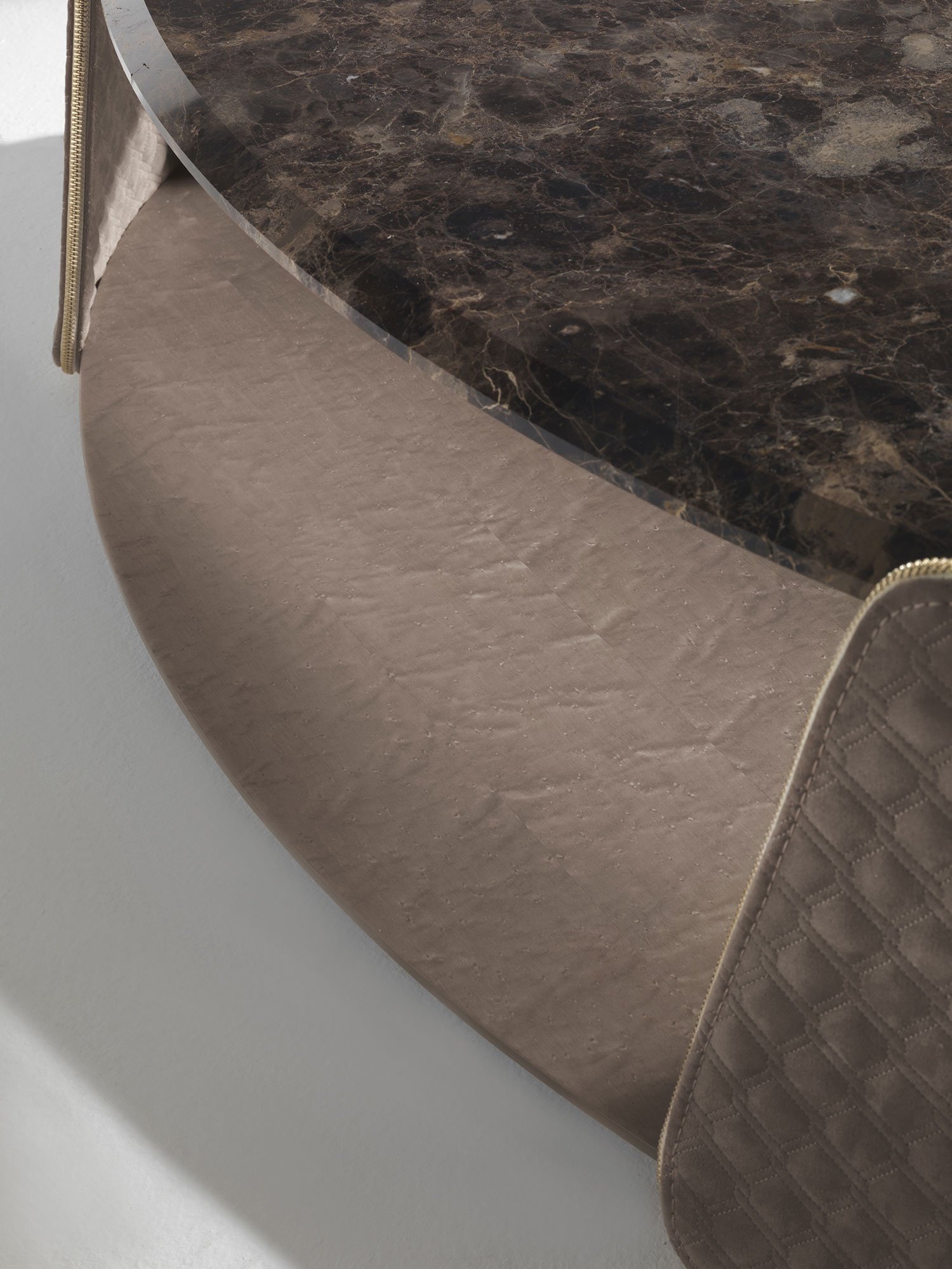 Contarini table basse de Vittoria Frigerio avec structure en cuir ou tissu, plateau en marbre et finitions haut de gamme. Disponible chez D-Style Interior.