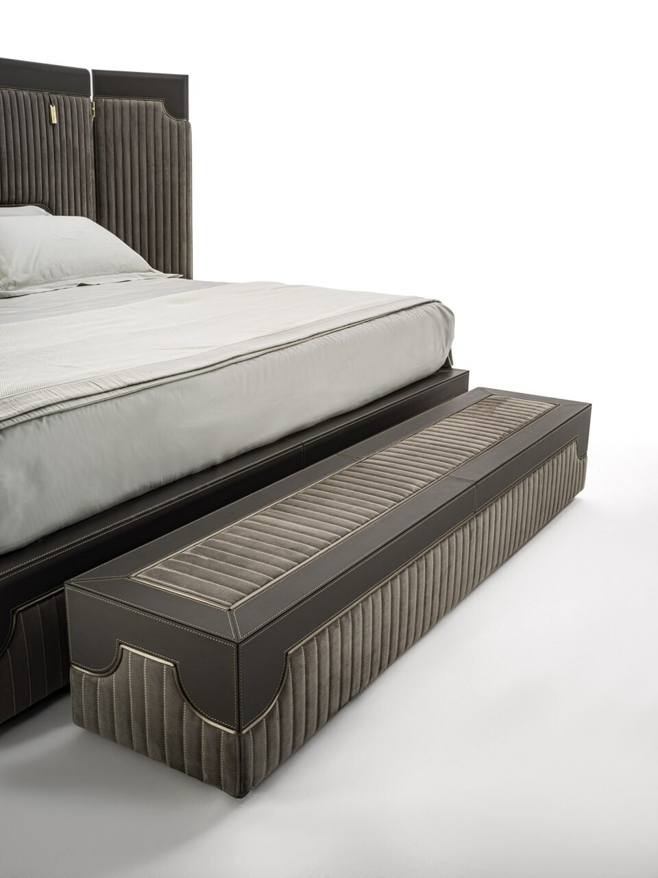 Capua Banc de Vittoria Frigerio, banc haut de gamme avec matelassage vertical et détails en cuir. Élégance contemporaine. Disponible chez D-Style Interior.