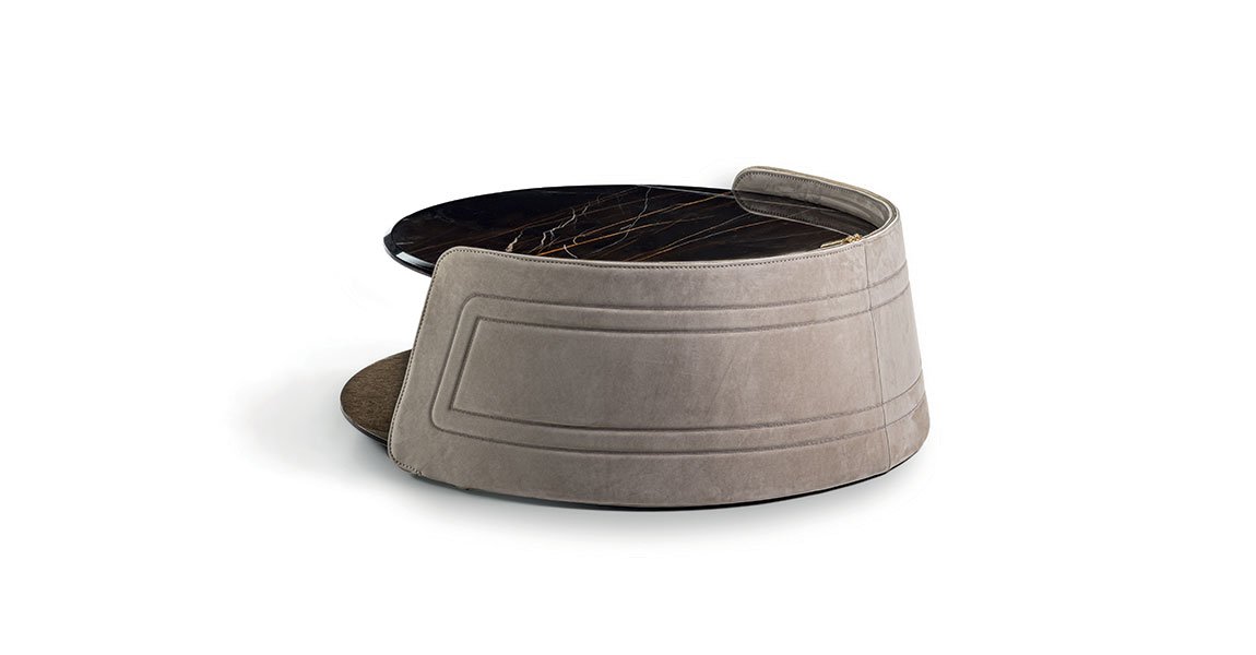 Contarini table basse de Vittoria Frigerio avec structure en cuir ou tissu, plateau en marbre et finitions haut de gamme. Disponible chez D-Style Interior.