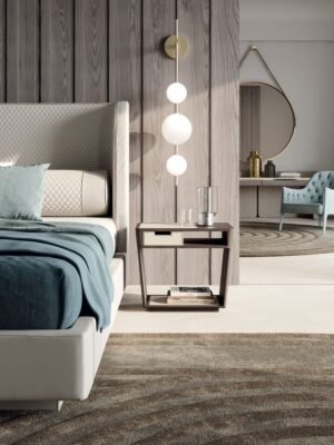 Ado table de chevet design haut de gamme en frêne plaqué avec insert en cuir Cuoio et surpiqûres contrastées. Disponible chez D-Style Interior.