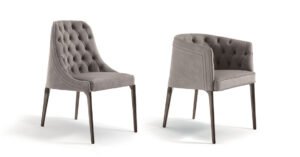 Poggi Capitonné chaise design haut de gamme par Vittoria Frigerio avec dossier capitonné et pieds en bois massif. Disponible chez D-Style Interior.