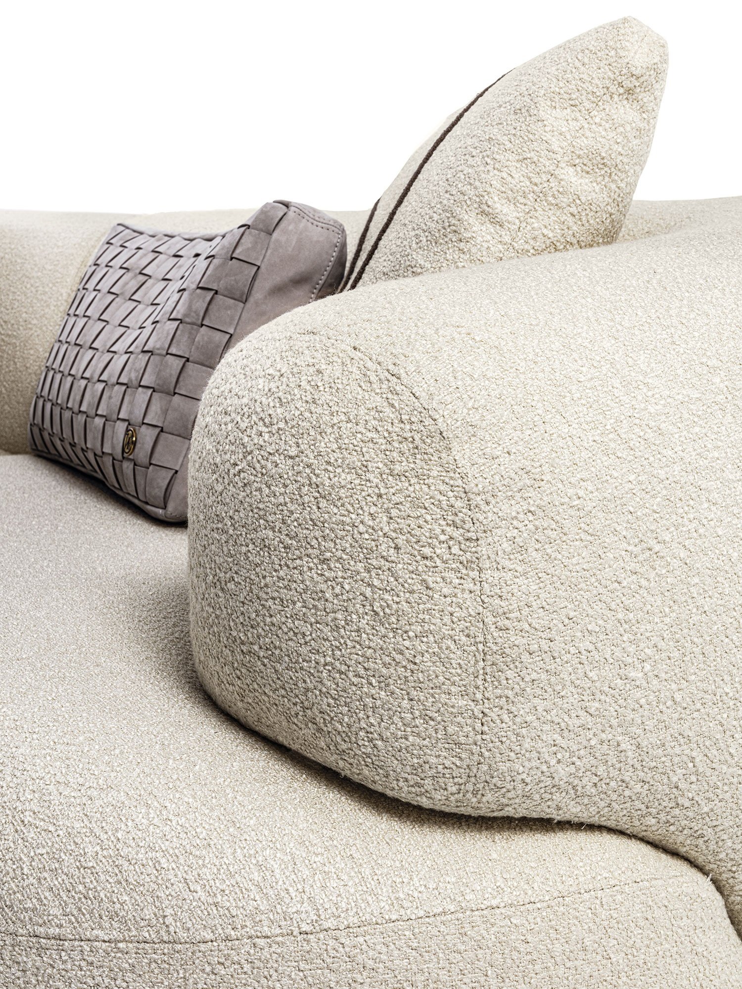 Monaco canapé design haut de gamme par Vittoria Frigerio, aux formes douces et modulables, avec base en cuir et finitions raffinées. Disponible chez D-Style Interior.