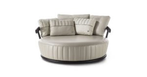 Mora canapé design haut de gamme par Vittoria Frigerio, structure en bois massif, coussins brodés et confort exceptionnel. Disponible chez D-Style Interior.