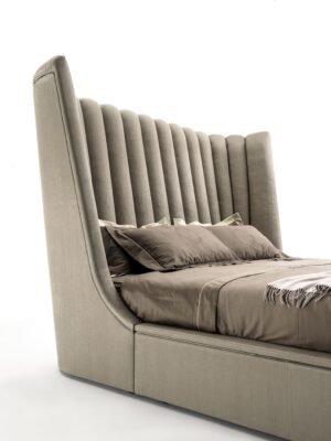 Farnese Lit design haut de gamme Vittoria Frigerio avec tête de lit en éventail et finition passepoilée. Disponible chez D-Style Interior.