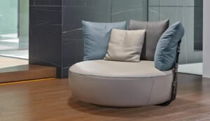 LOVE fauteuil de Gamma Arredamenti, un fauteuil pivotant en cuir tressé au design moderne et raffiné. Disponible chez D-Style Interior.
