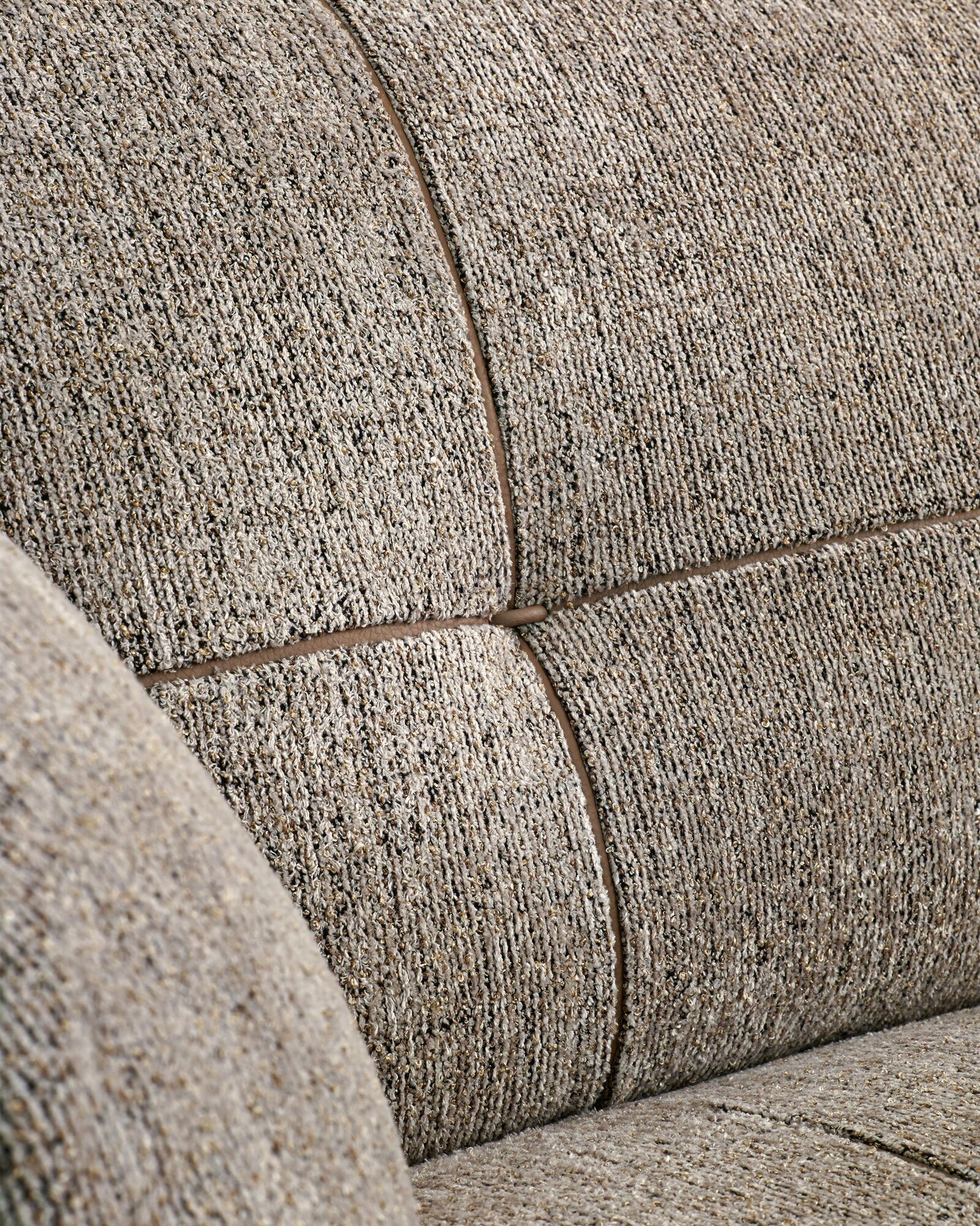 Space canapé design haut de gamme par Gamma Arredamenti avec finitions artisanales et structure élégante. Disponible chez D-Style Interior.